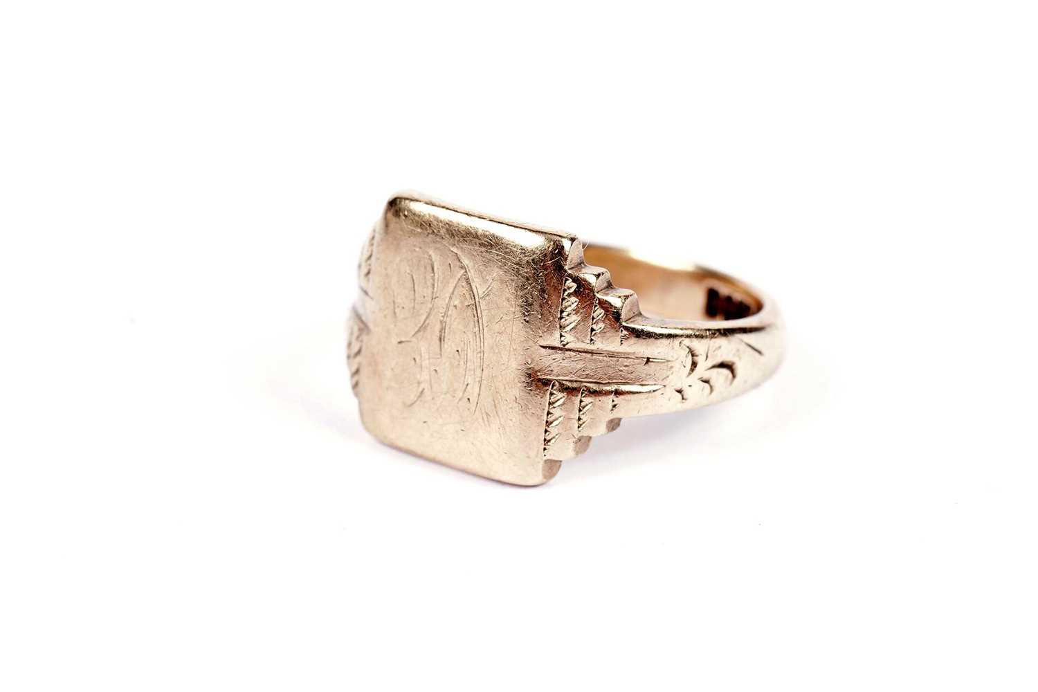 A 9ct yellow gold signet ring