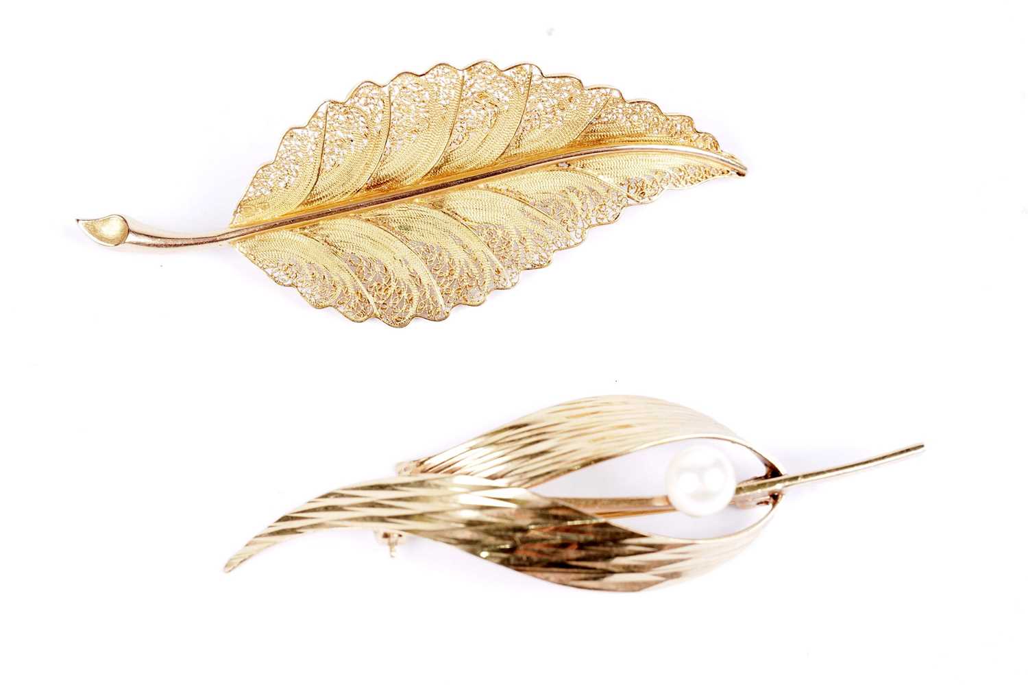 A 18ct yellow gold filigree leaf motif brooch, - Image 2 of 8