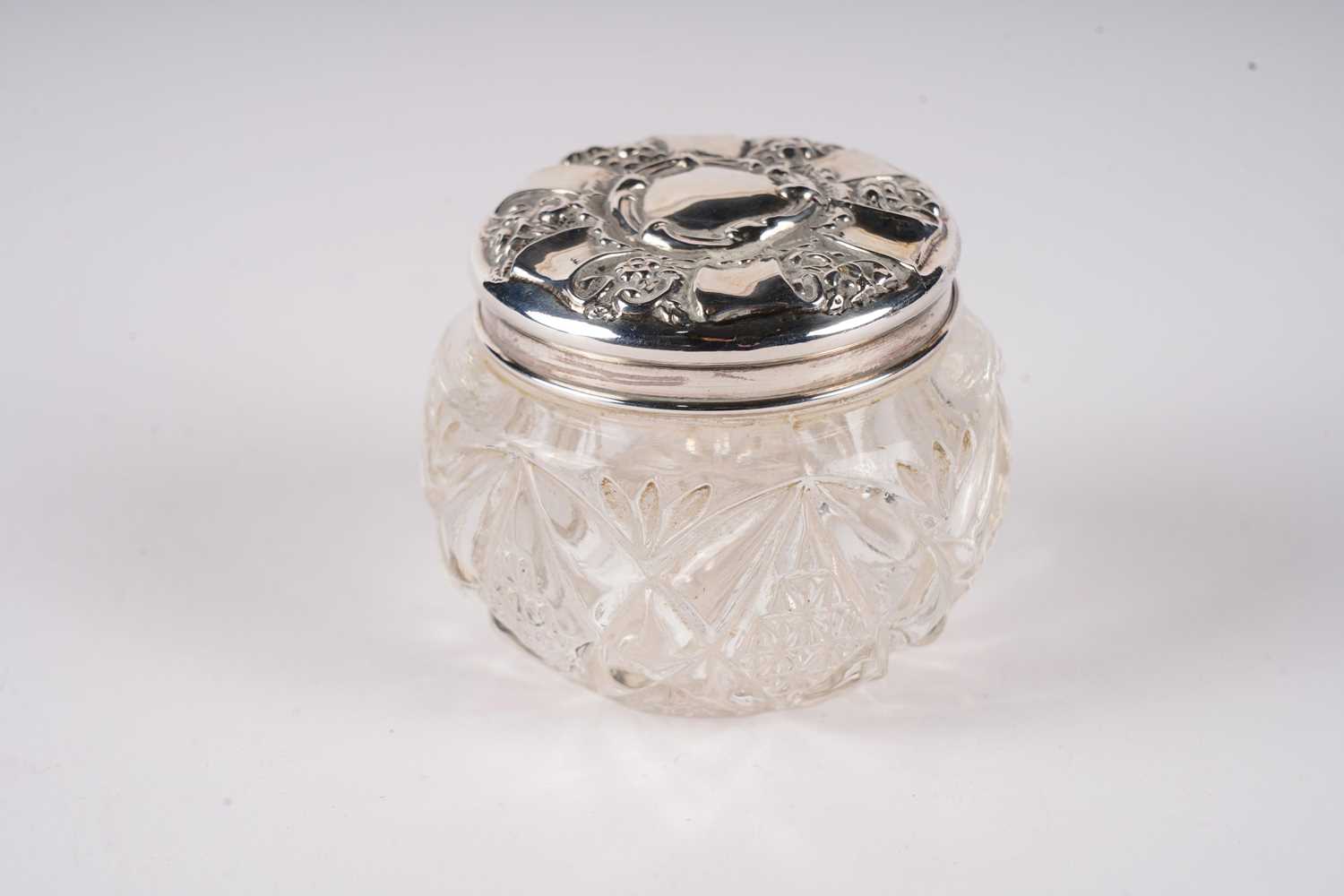 A George V silver topped cut glass jar; and a silver napkin ring - Image 5 of 8