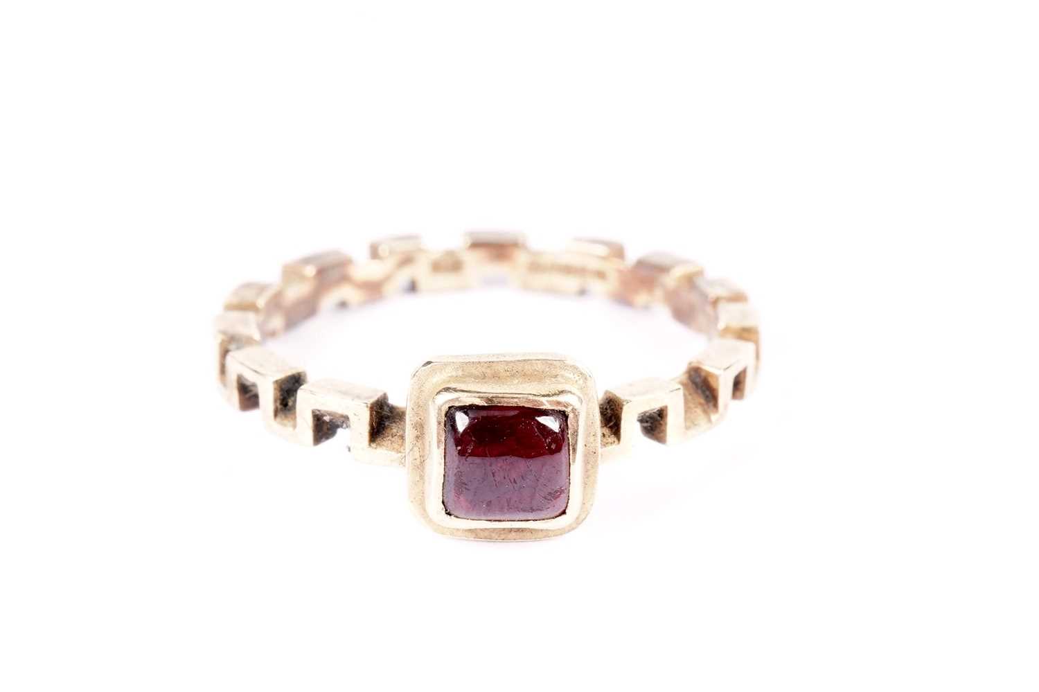 A garnet and 18ct gold ring - Image 2 of 3