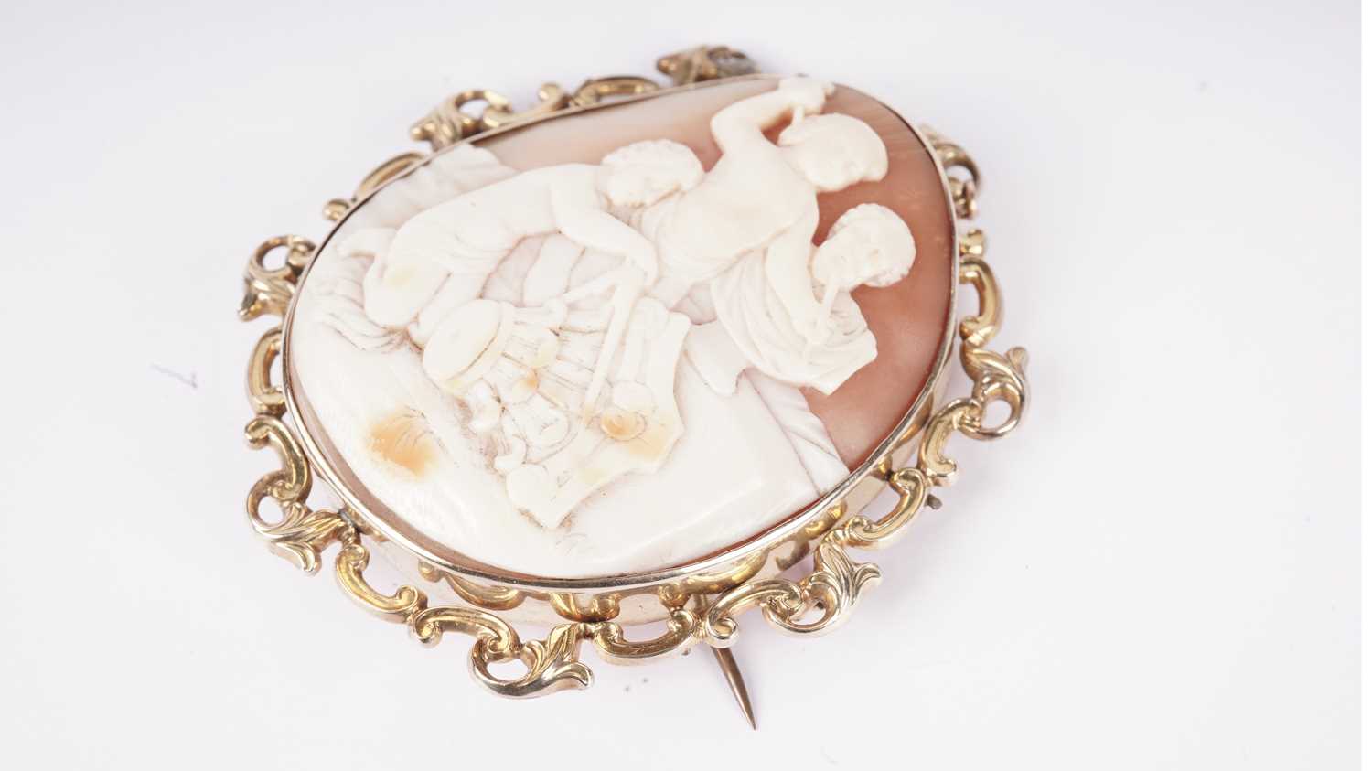 A Victorian carved shell cameo brooch - Image 3 of 4