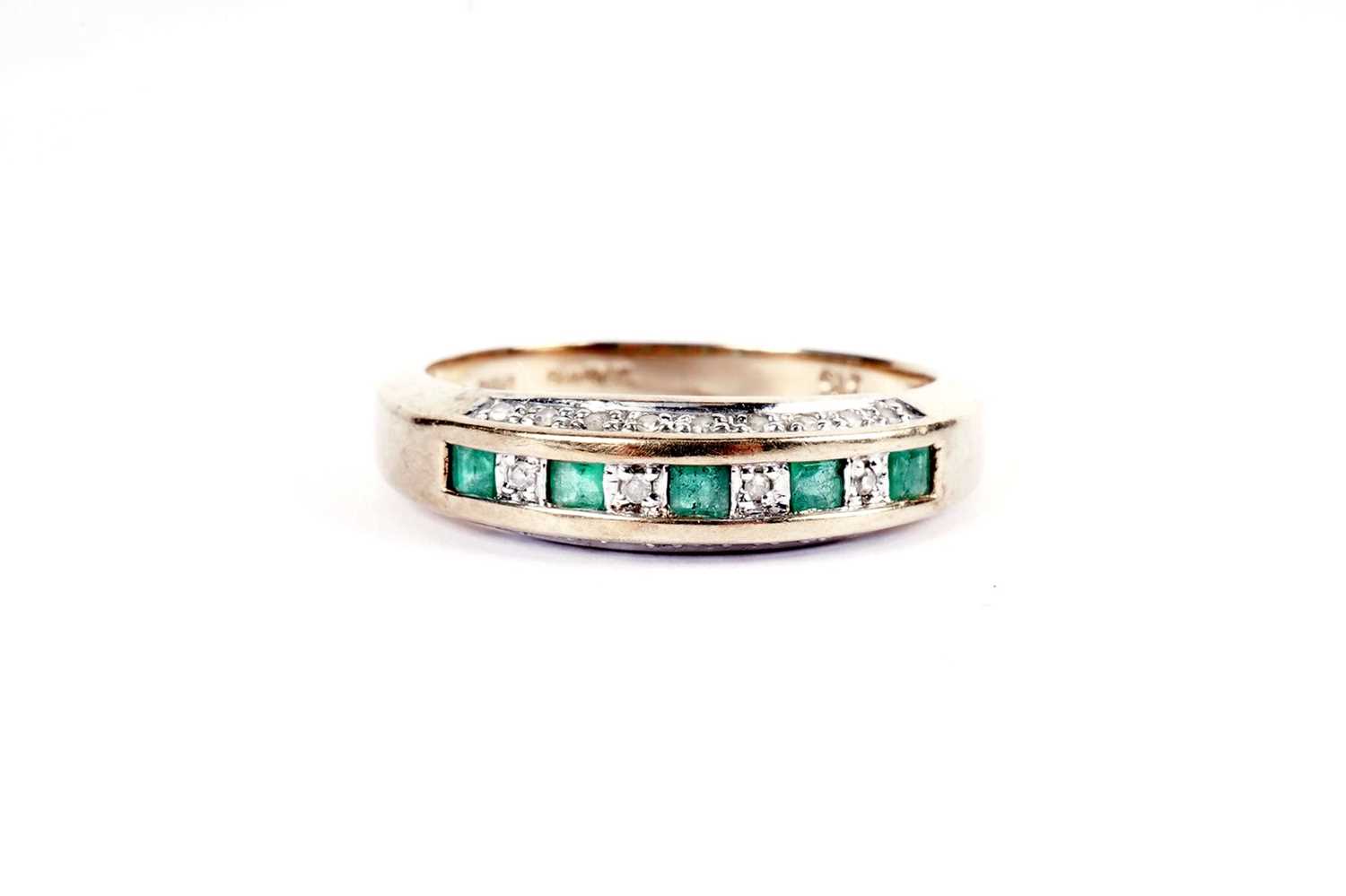A diamond and emerald half hoop eternity ring - Image 4 of 4