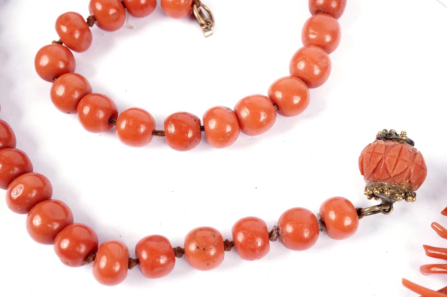 A coral bead necklace; and a branch coral necklace - Image 2 of 5