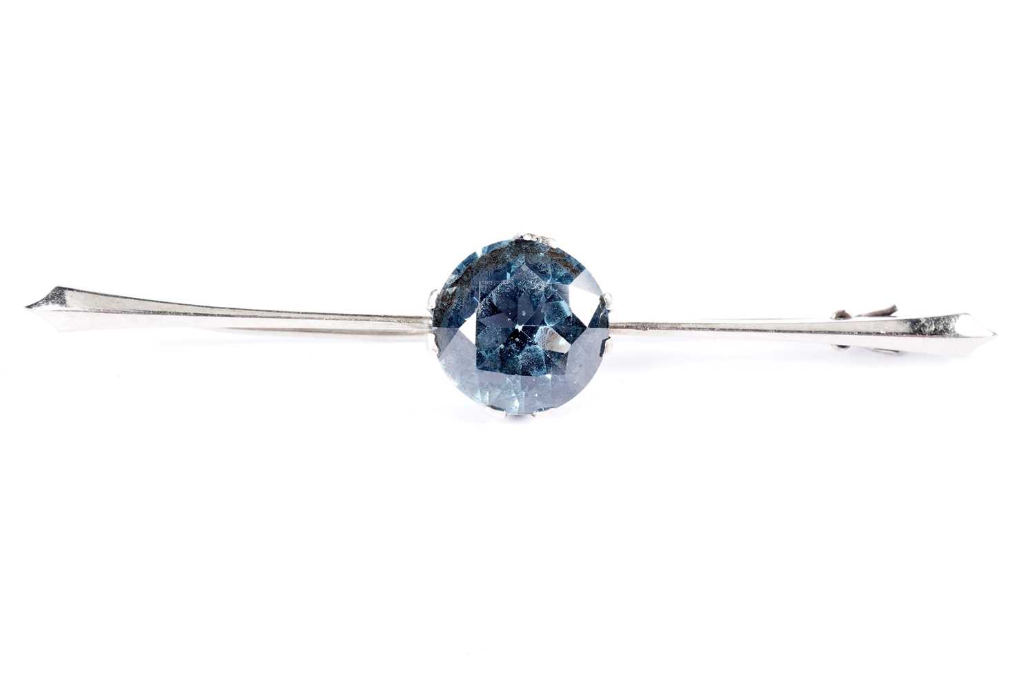 A synthetic blue spinel bar brooch; and a garnet brooch - Image 4 of 6