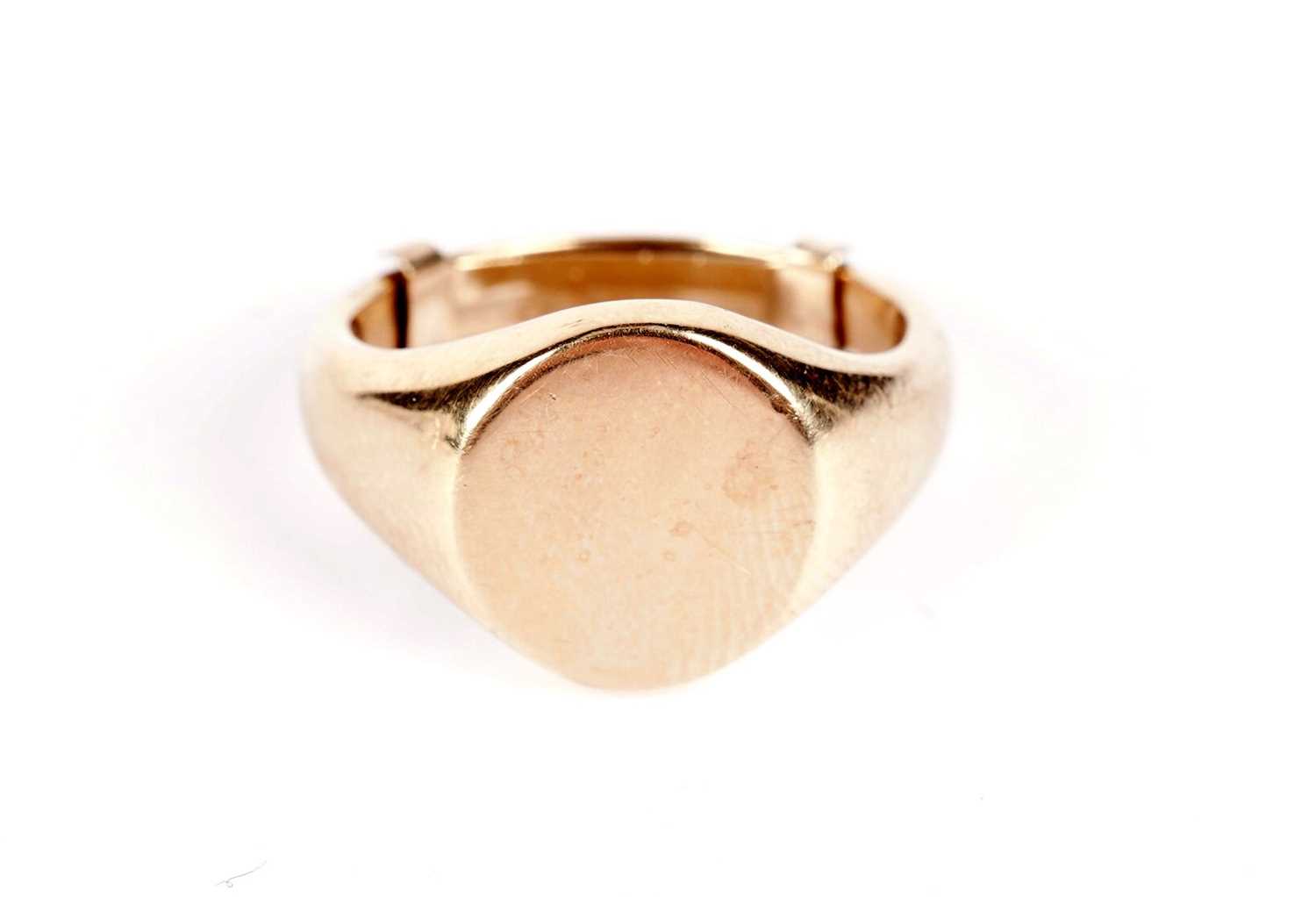 An 18ct yellow gold signet ring - Image 2 of 4