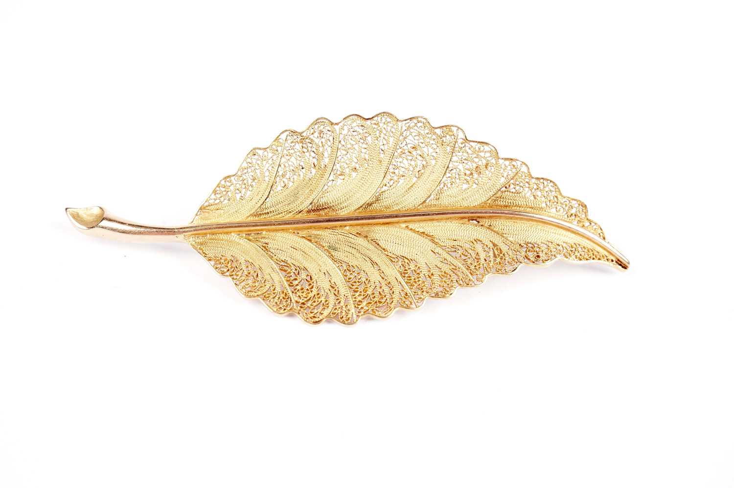 A 18ct yellow gold filigree leaf motif brooch, - Image 3 of 8