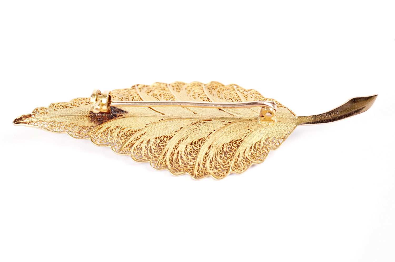 A 18ct yellow gold filigree leaf motif brooch, - Image 4 of 8