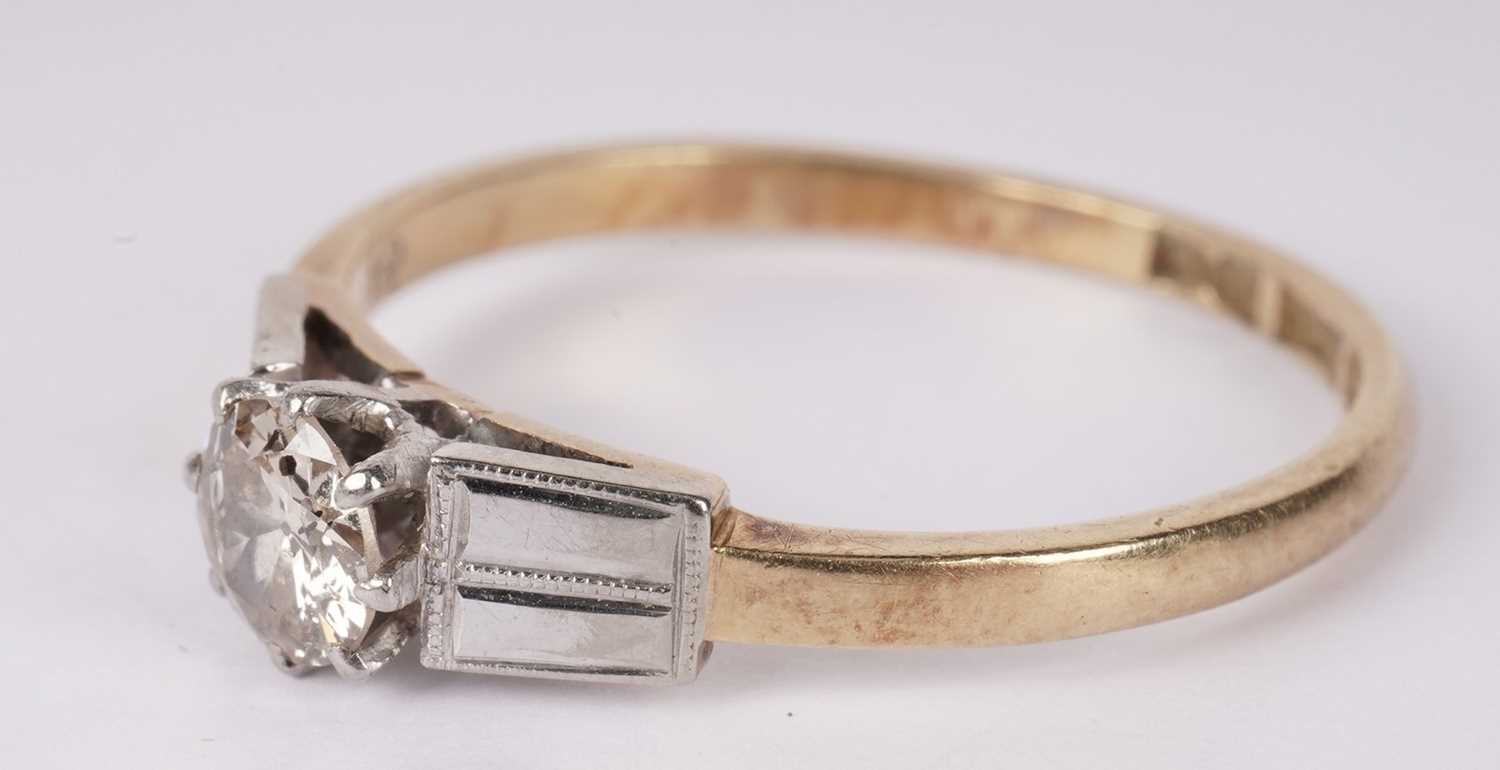 A single stone diamond ring of Art Deco influence - Image 4 of 4