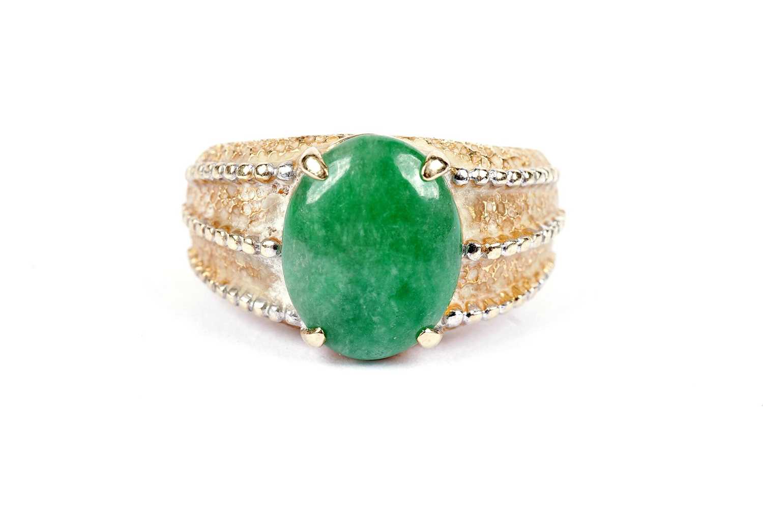 An aventurine quartz and yellow gold dress ring - Image 2 of 4