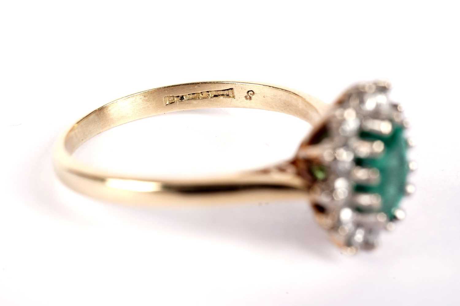 An emerald and diamond cluster ring - Image 3 of 10