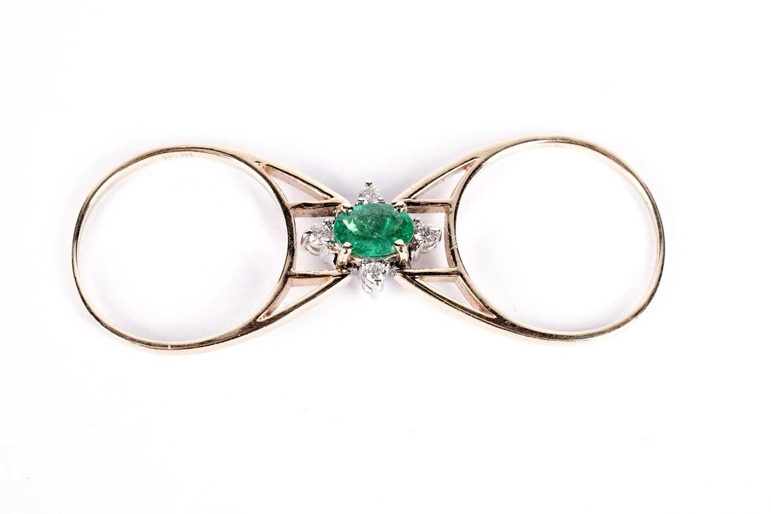 An emerald and diamond swivel ring - Image 3 of 6