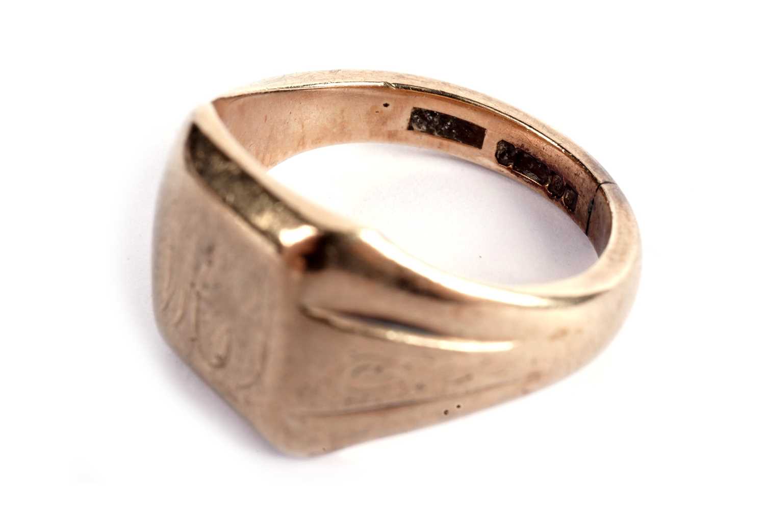 Two 9ct yellow gold wedding bands; and a signet ring - Image 6 of 16