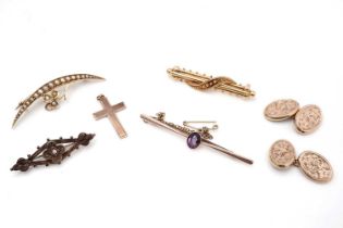 Brooches, cufflinks and a pendant