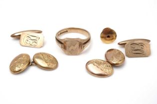 A selection of 9ct yellow gold jewellery