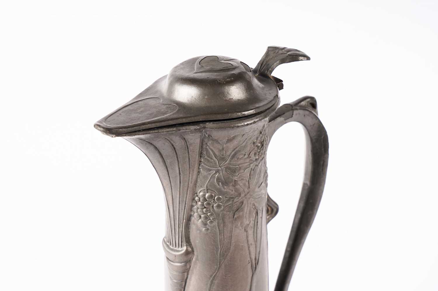 An Art Nouveau pewter claret jug - Bild 3 aus 9