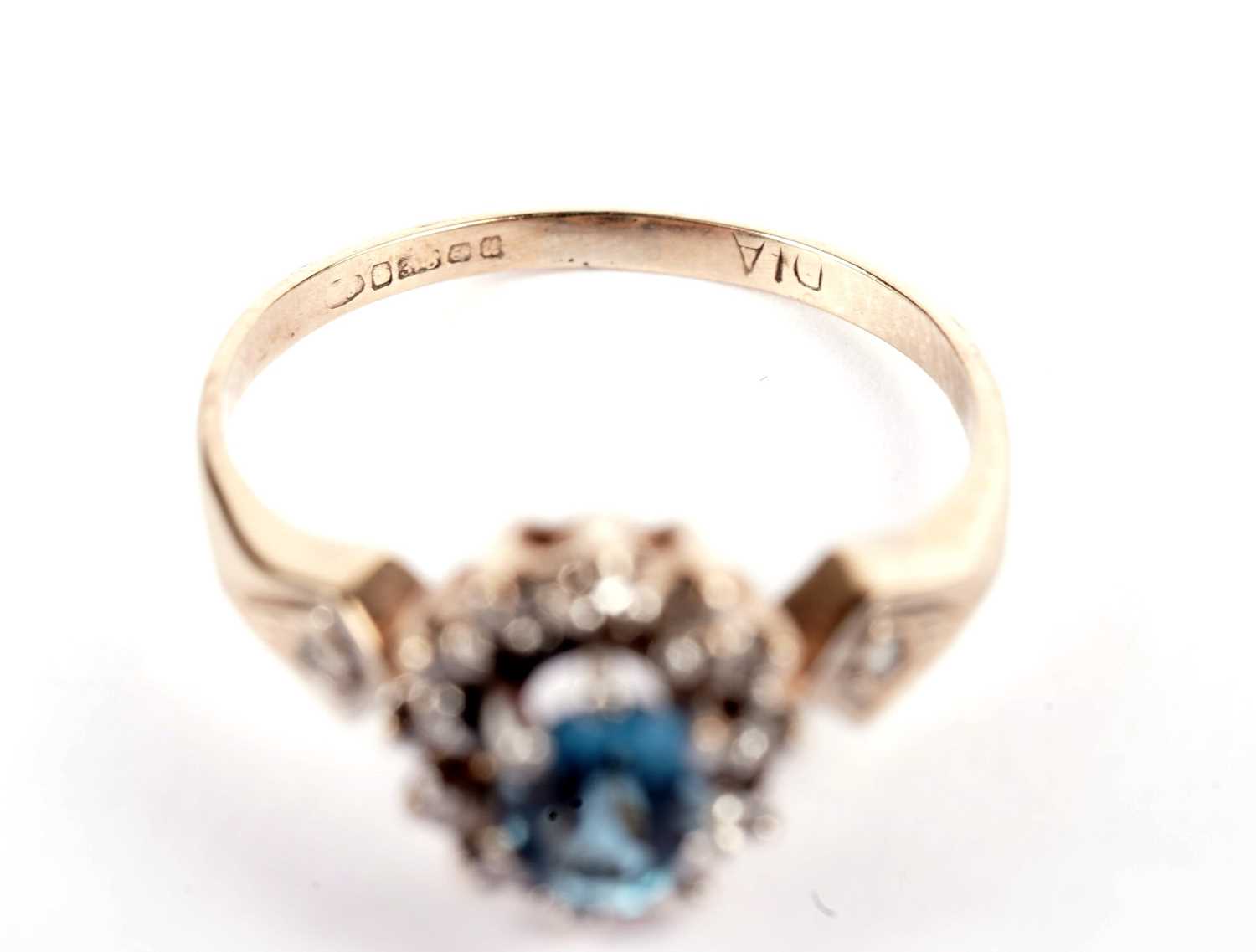 A topaz and diamond cluster ring; and an aquamarine and diamond cluster - Bild 3 aus 5