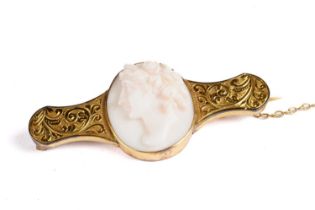 A Victorian carved cameo brooch