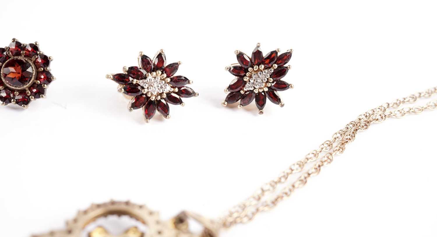 A selection of garnet jewellery - Image 5 of 5