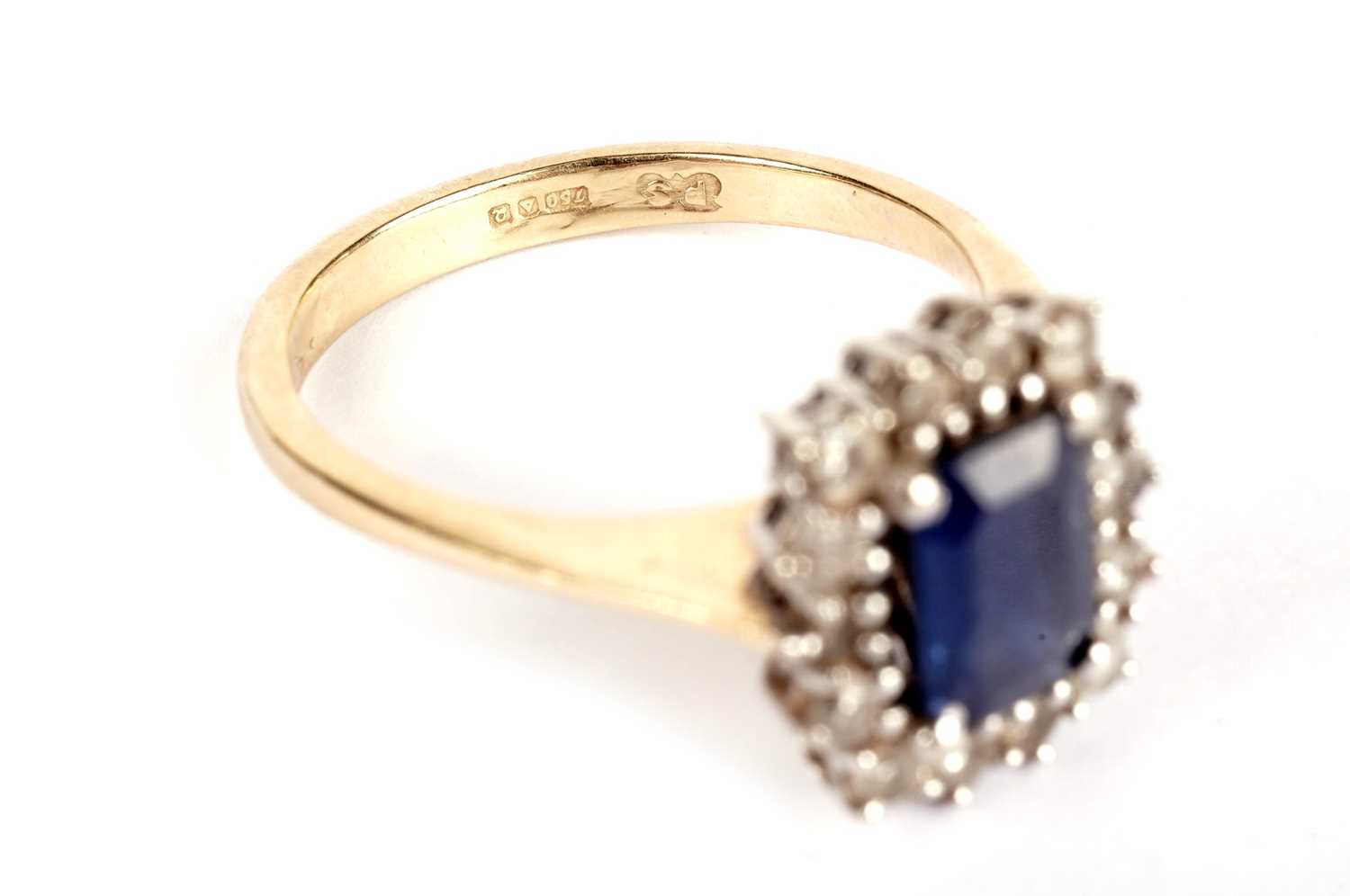 A sapphire and diamond ring - Image 2 of 4