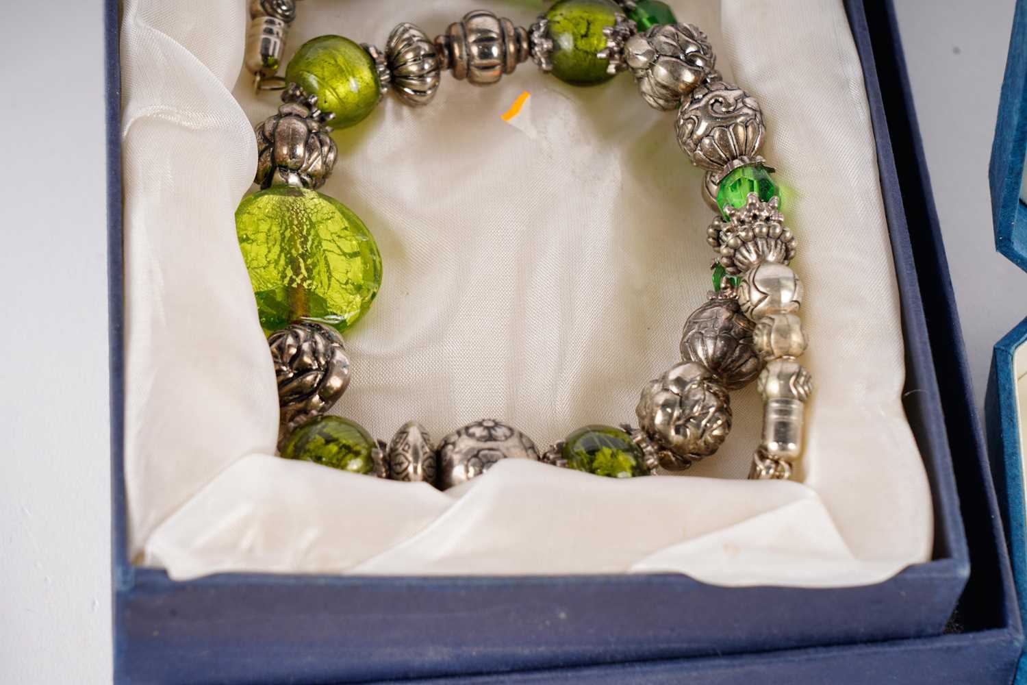 A collection of costume jewellery - Image 7 of 9