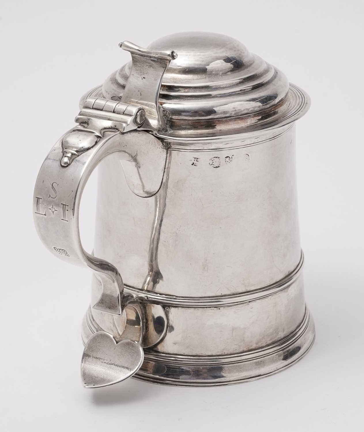 A George III North Country provincial tankard - Image 3 of 6