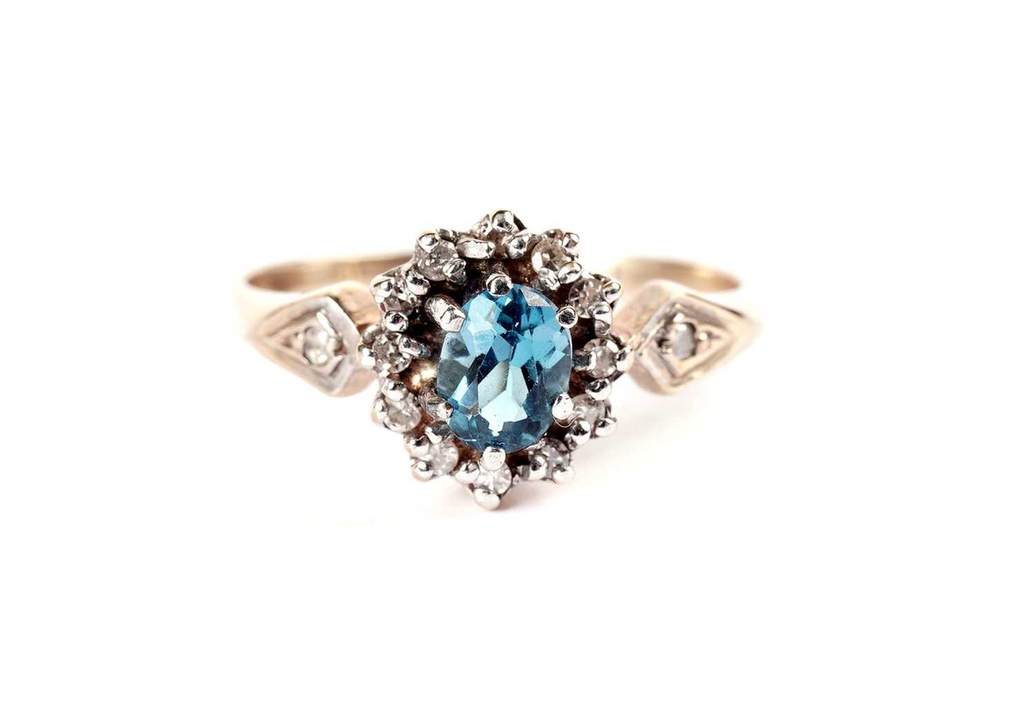 A topaz and diamond cluster ring; and an aquamarine and diamond cluster - Bild 2 aus 5