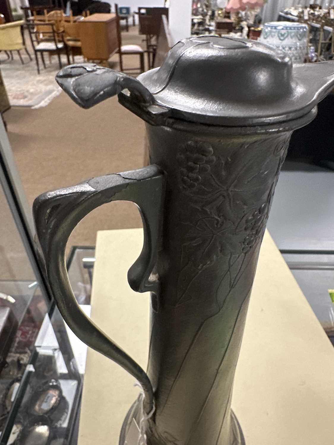 An Art Nouveau pewter claret jug - Bild 7 aus 9