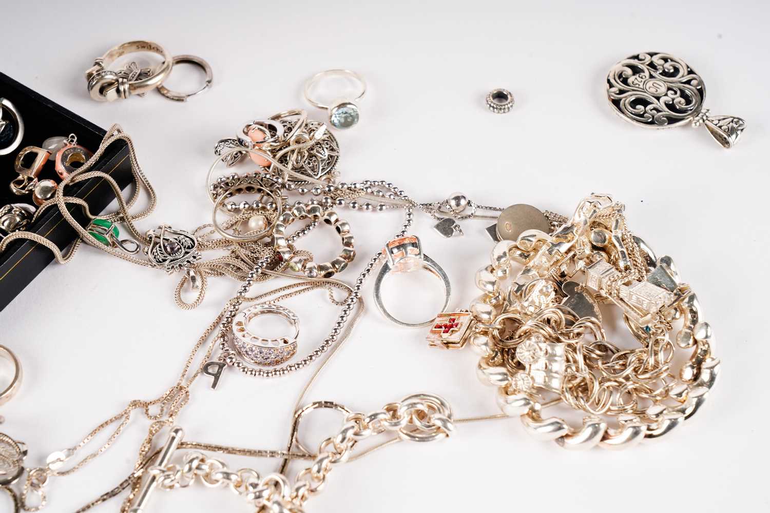 A collection of silver and costume jewellery - Image 11 of 12