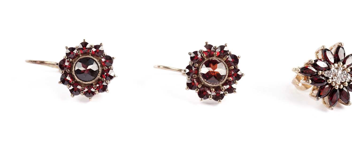 A selection of garnet jewellery - Image 4 of 5