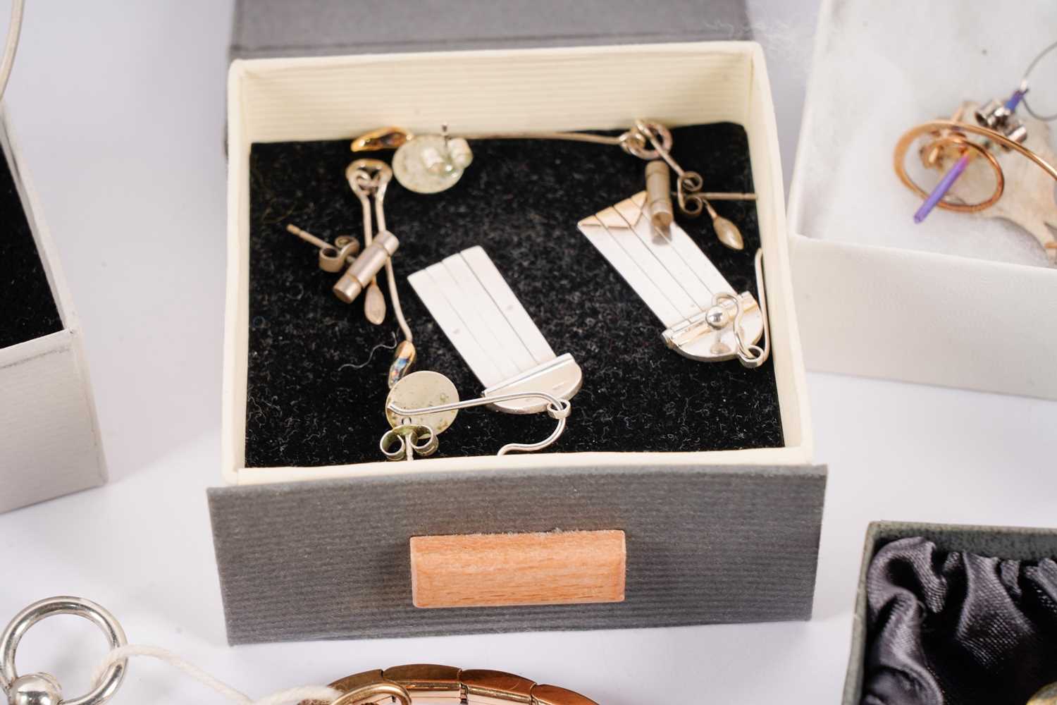 A collection of watches, silver and costume jewellery - Image 5 of 9