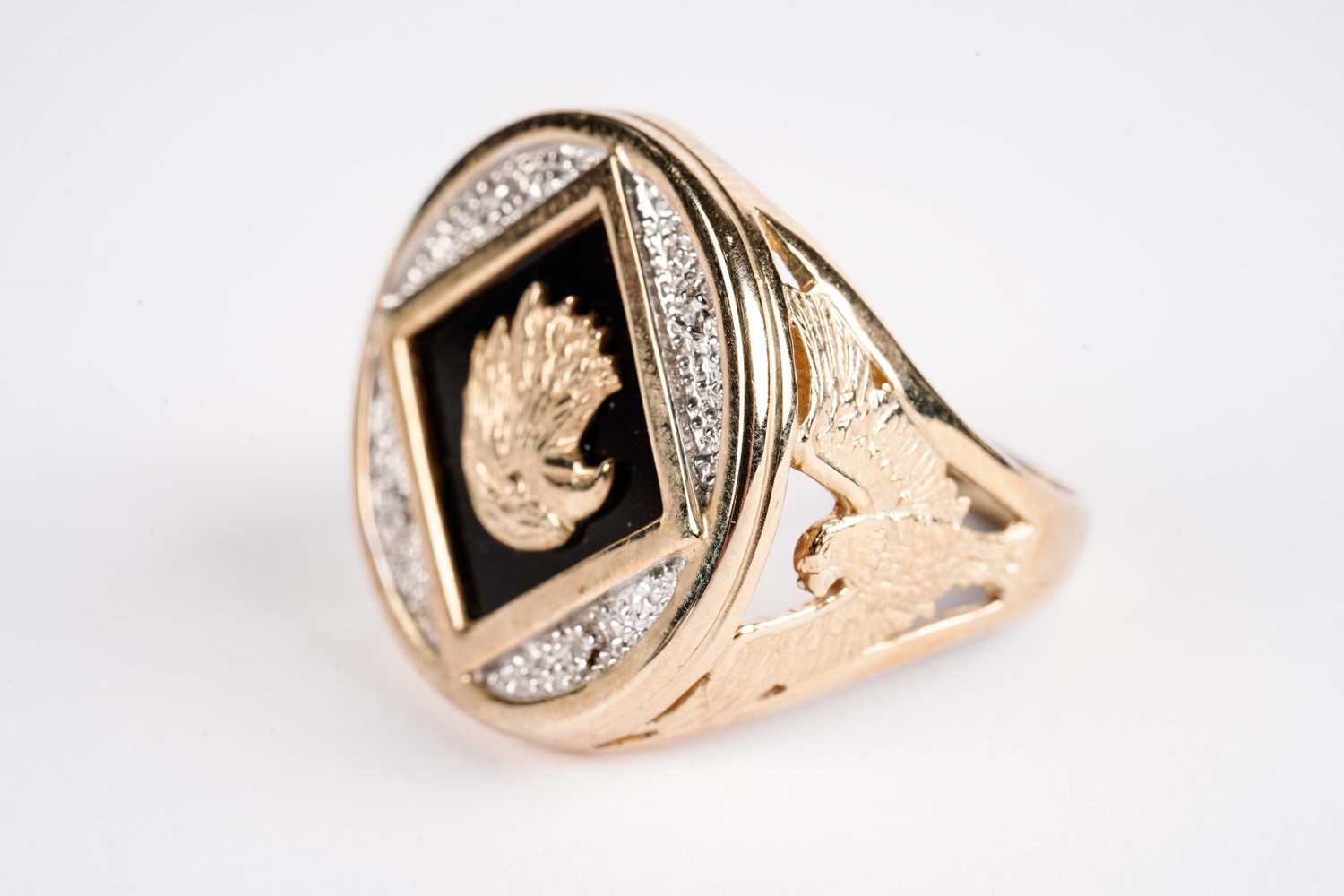 A diamond and enamel eagle signet ring - Bild 5 aus 7
