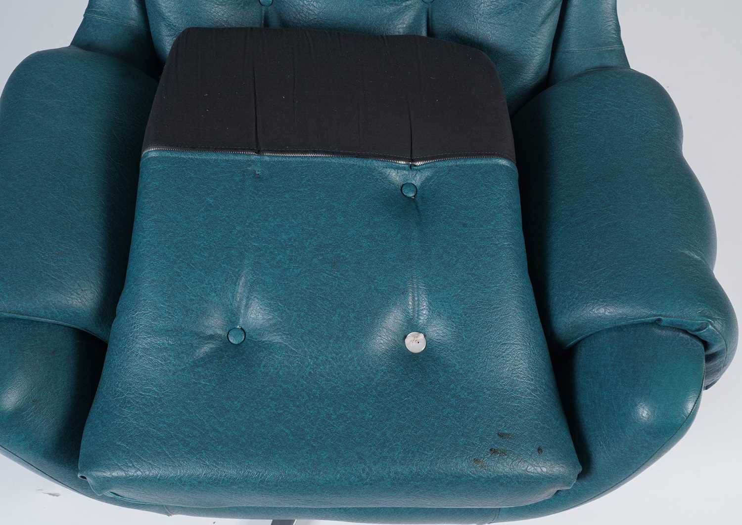 Manner of UP Zavody Rousinov,: A 1970's swivel armchair - Bild 5 aus 11