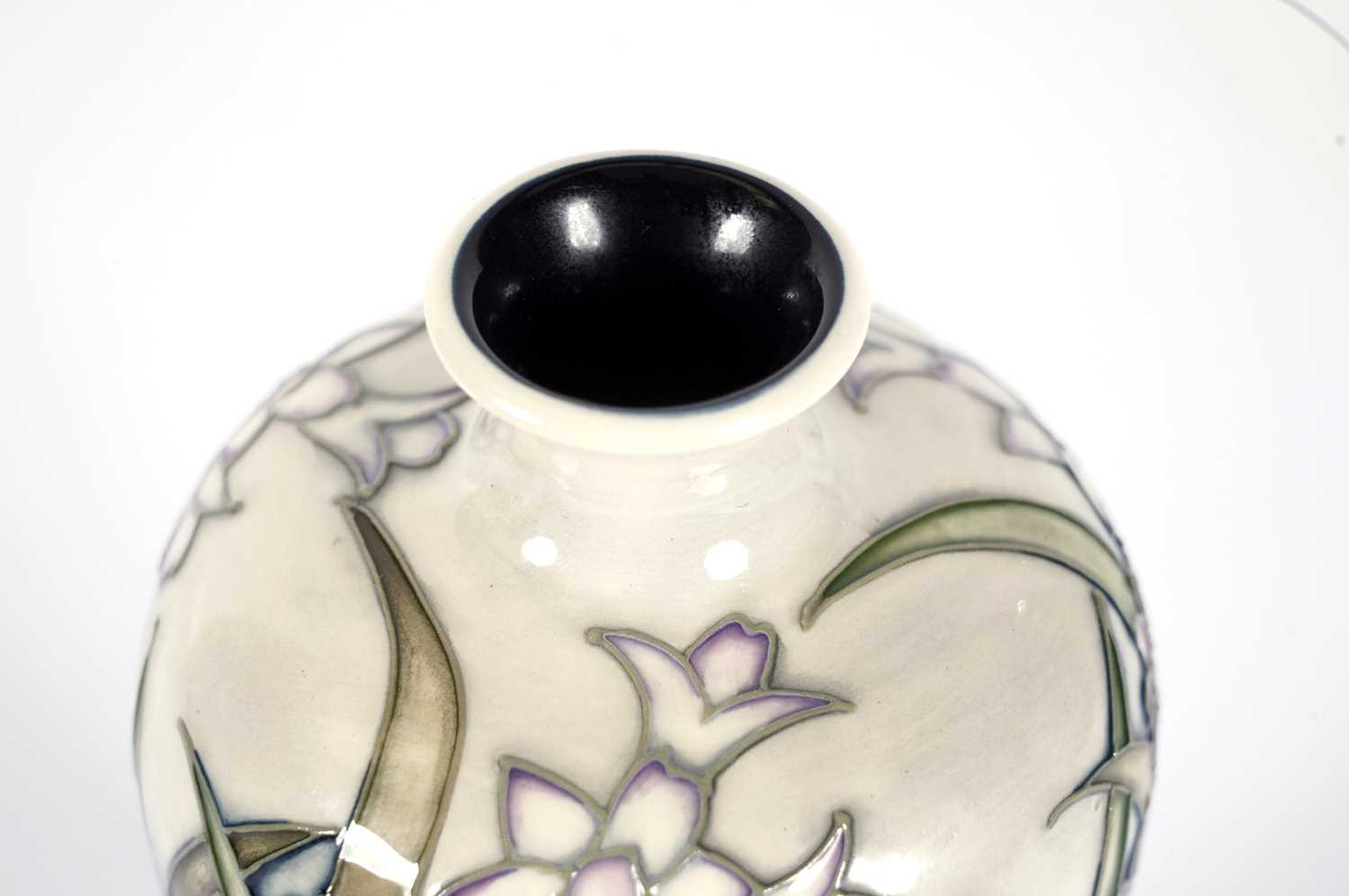 Moorcroft limited edition Hyacinth pattern vase, signed - Bild 3 aus 4