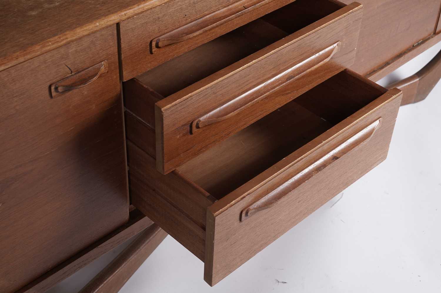 Val Rossi for Beithcraft: A teak 'Organic' range floating sideboard - Bild 2 aus 15