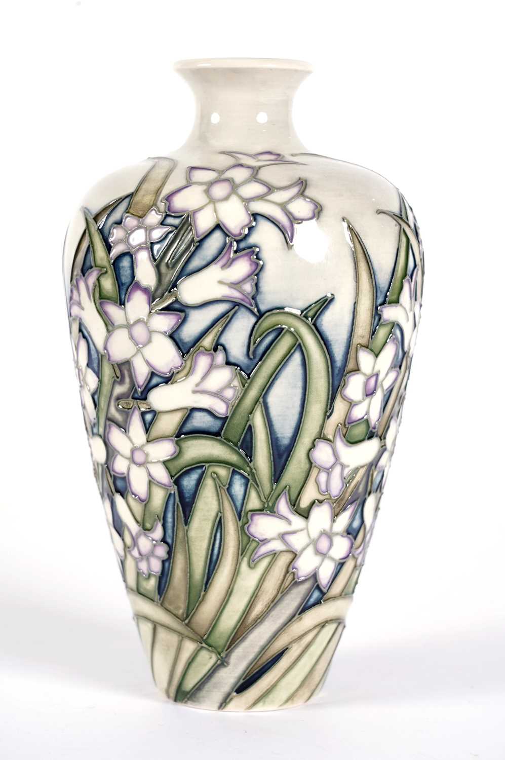 Moorcroft limited edition Hyacinth pattern vase, signed - Bild 2 aus 4