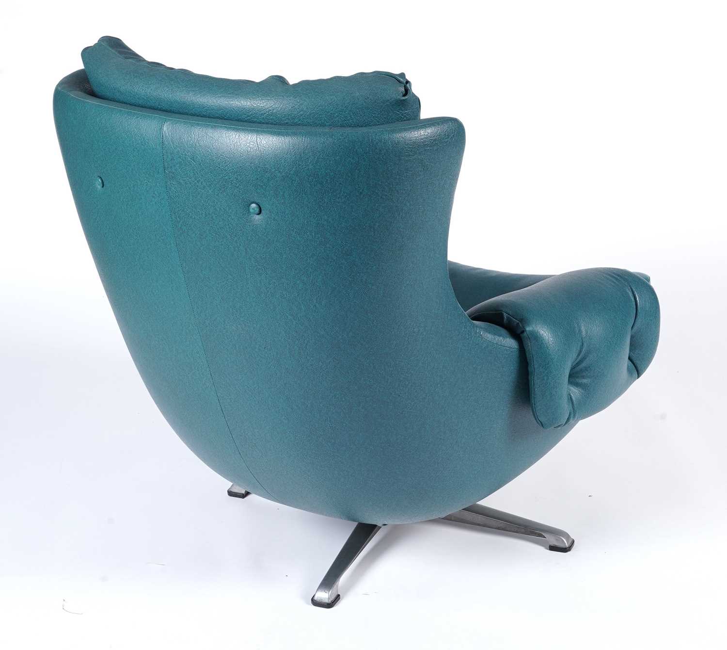 Manner of UP Zavody Rousinov,: A 1970's swivel armchair - Bild 3 aus 11