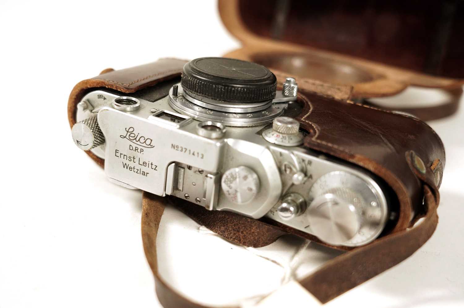 A Leica IIIc rangefinder camera, and other Leica/Leitz accessories - Image 4 of 6