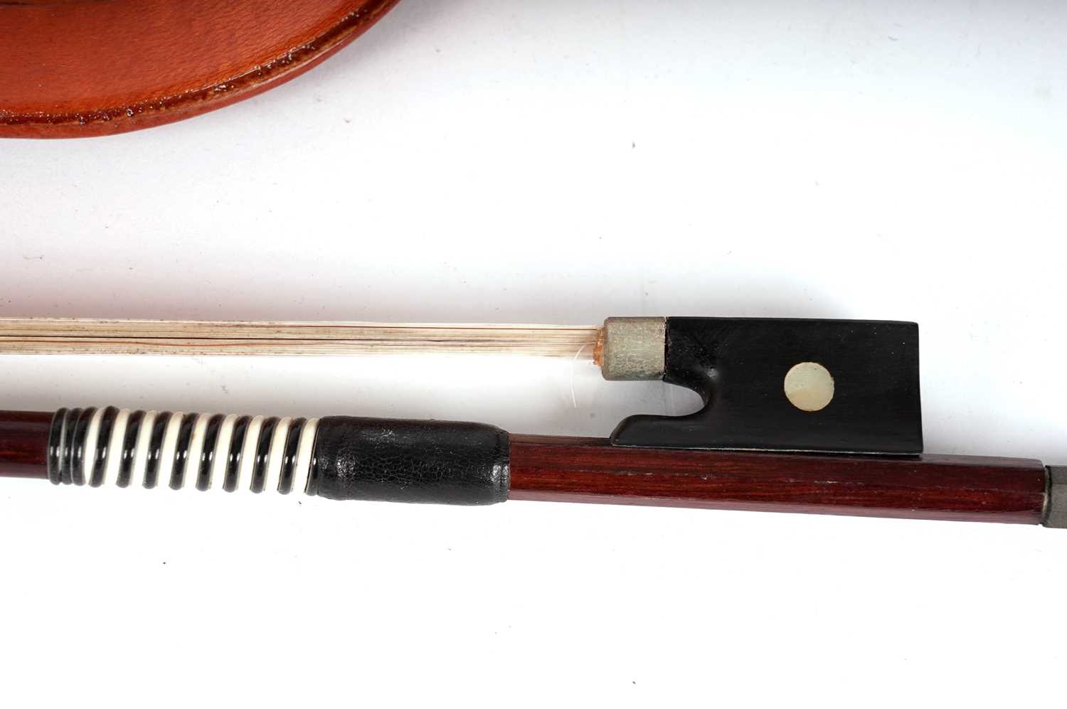 A children's violin and bow - Bild 5 aus 6