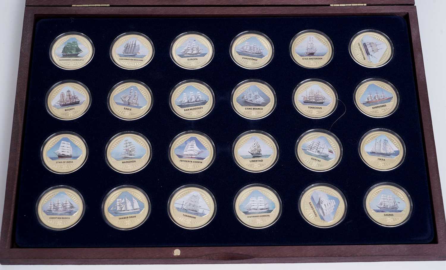 A collection of commemorative coins - Image 7 of 9