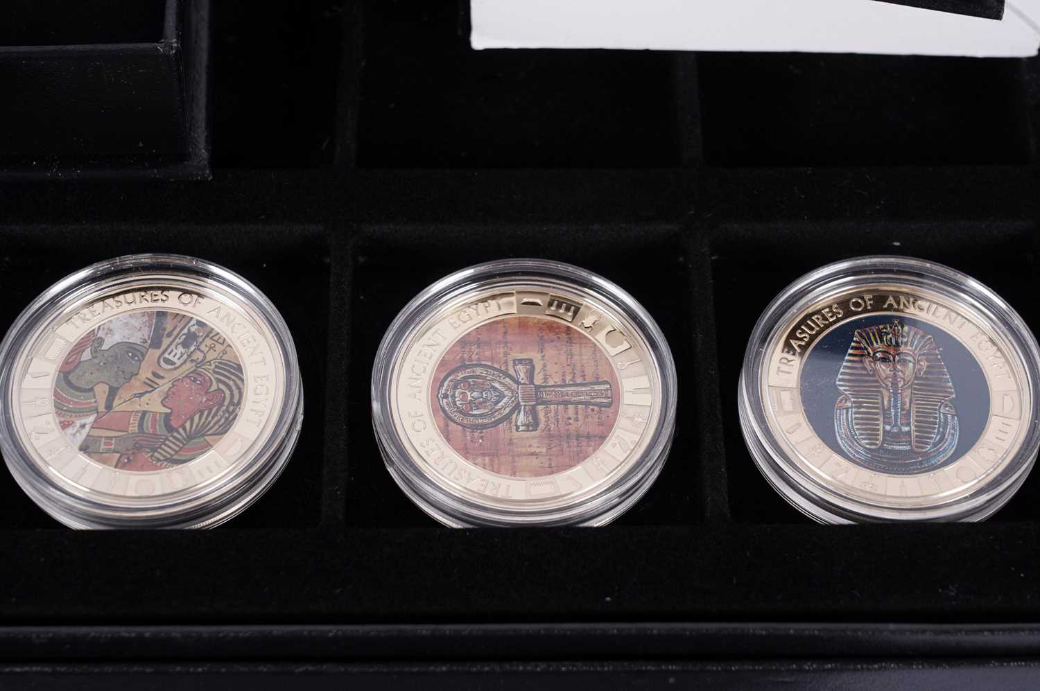 A collection of commemorative coins - Image 5 of 6