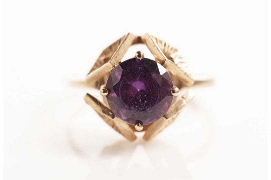 A synthetic alexandrite single stone ring - Image 4 of 5