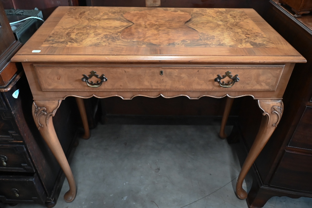A reproduction walnut side table with frieze drawer and cabriole supports with pad feet, 92 x 48 x - Image 2 of 3