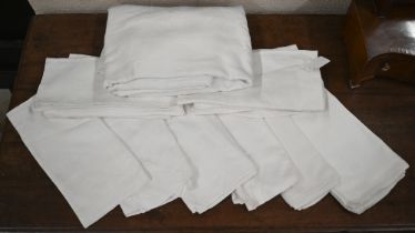 A large Damask table cloth 366 x 214 cm approx to/w fourteen various Damask napkins