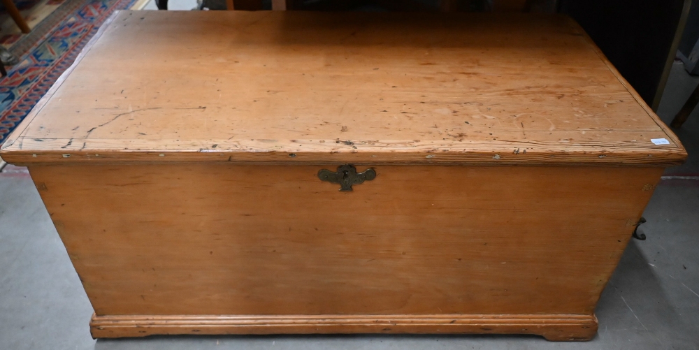 An antique pine blanket chest with hinged top and iron side handles, 98 cm wide x 52 cm deep x 46 cm - Image 2 of 3