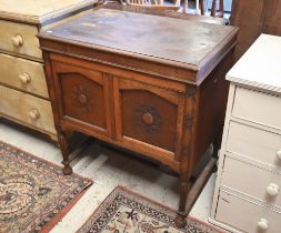 A 'Natural Tones' oak cabinet gramophone, 78 cm wide x 50 cm deep x 74 cm high