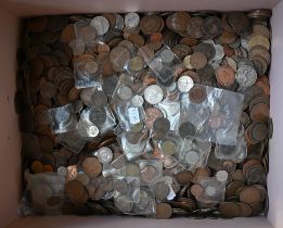 A large collection of Victorian and later copper pennies and other coinage (box)