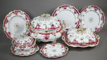 An extensive set of early 19th century china dinnerware (possibly New Hall), decorated with puce,