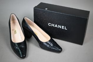 Chanel - A pair of traditional black court shoes with 5 cm block heel, quilted toes, fully leather
