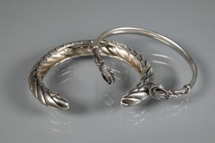 Patrick Mavros - a silver 'Pangolin Stacking Cuff', size small (5.5 cm diam on largest edge) to/w