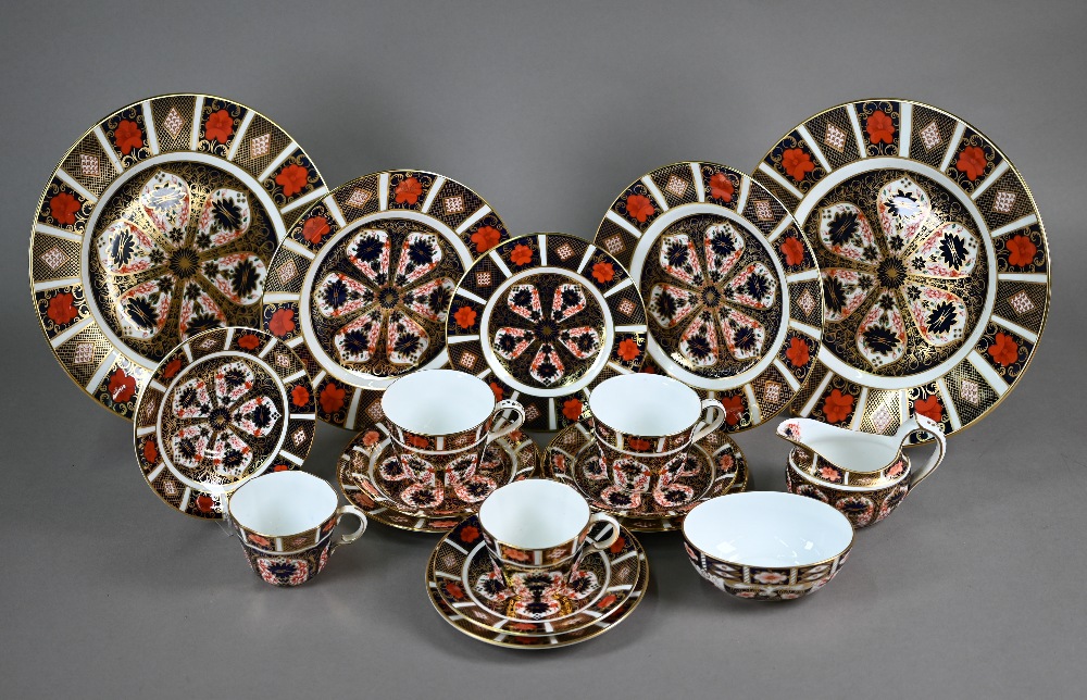 Four Royal Crown Derby Old Imari tea cups and saucers 1991, four 16 cm tea plates (undated), two - Image 2 of 6